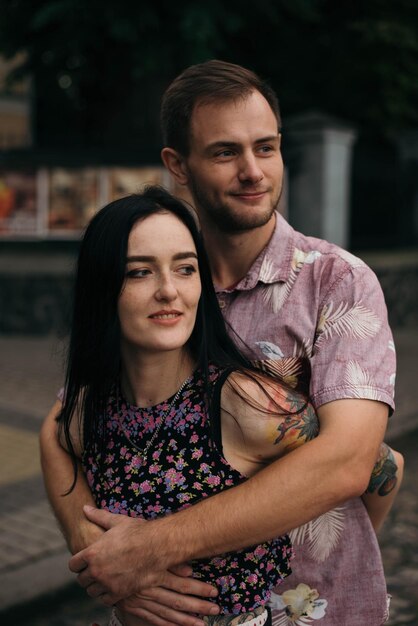 Foto una joven pareja enamorada abrazándose en el parque.