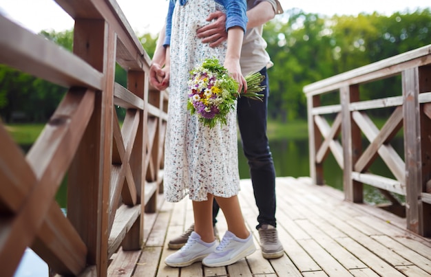 Joven pareja enamorada al aire libre. Impresionante sensual retrato al aire libre de la joven pareja de moda elegante posando en verano