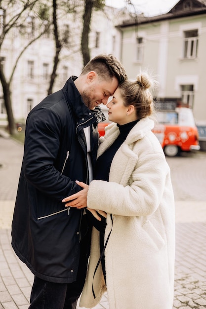 Una joven pareja enamorada camina por la calle y disfruta del aire fresco Feliz pareja casada Una pareja elegante, un hombre y una mujer