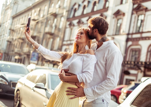 Una joven pareja enamorada se hace una selfie en un teléfono inteligente en la ciudad Concepto de amor romántico