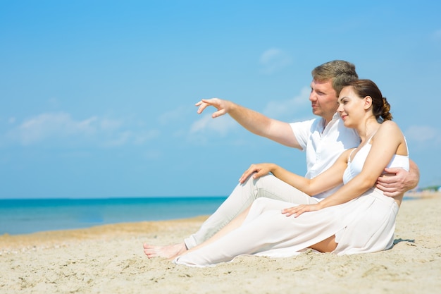 Una joven pareja enamorada en la playa.