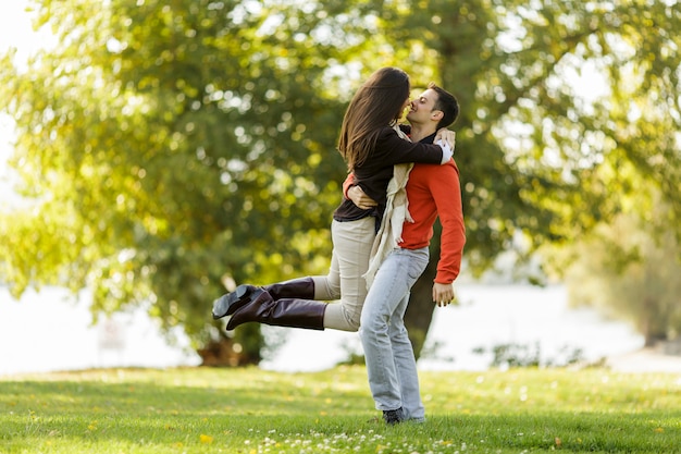 Joven pareja enamorada