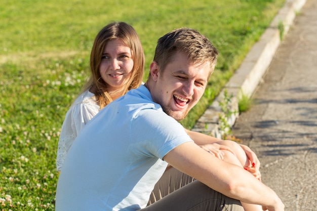 Joven, pareja, enamorado, outdoor., Impresionante, sensual, al aire libre, retrato, de, joven, elegante, moda, pareja