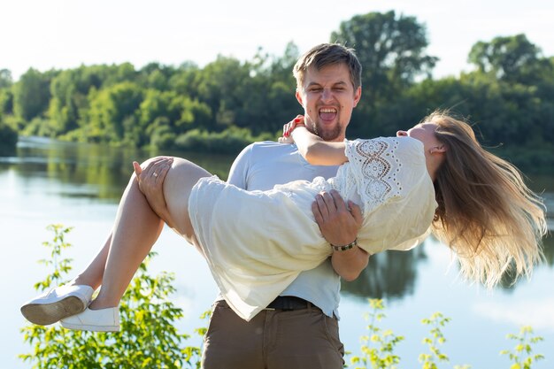 Joven, pareja, enamorado, outdoor., Impresionante, sensual, al aire libre, retrato, de, joven, elegante, moda, pareja