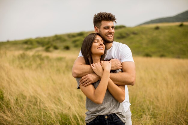 Joven pareja de enamorados afuera en la naturaleza de primavera