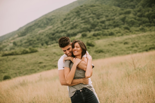 Foto joven pareja de enamorados afuera en la naturaleza de primavera