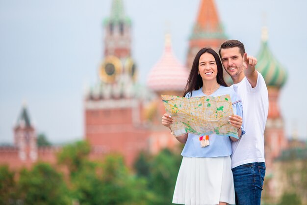 Foto joven pareja de enamorados caminando en la ciudad de la iglesia de san basilio