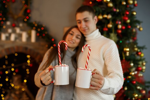 Joven pareja de enamorados celebra la fiesta de Año Nuevo en casa