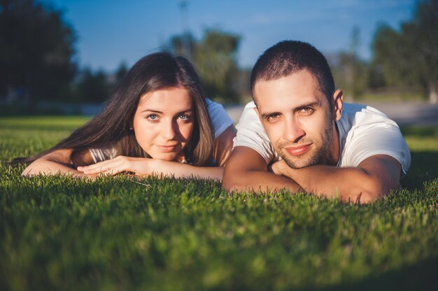 Joven pareja de enamorados en el parque de verano