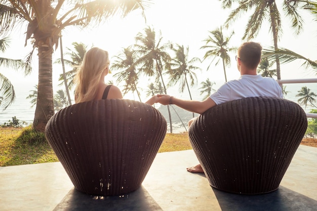 Joven pareja de enamorados en la playa 14 de febrero, día de San Valentín, viaje de vacaciones al atardecer en Goa, India .viajes de año nuevo en un país tropical. concepto de libertad