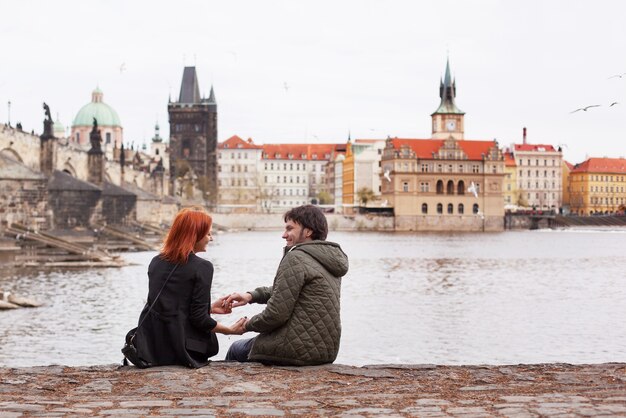 Joven pareja de enamorados. Praga, República Checa, Europa.