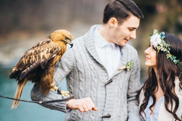 Joven pareja de enamorados en un río de montaña en los Cárpatos