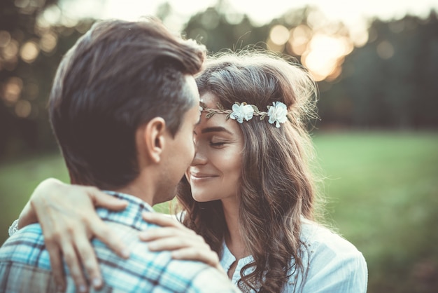 Joven pareja encantadora al atardecer