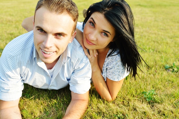 Joven pareja encantadora junto en la naturaleza