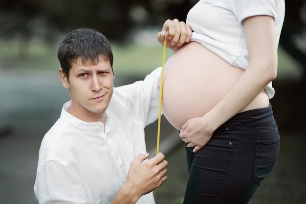 Una joven pareja esperando el nacimiento de un niño.