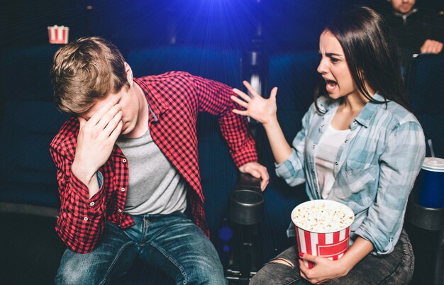 Joven pareja está discutiendo