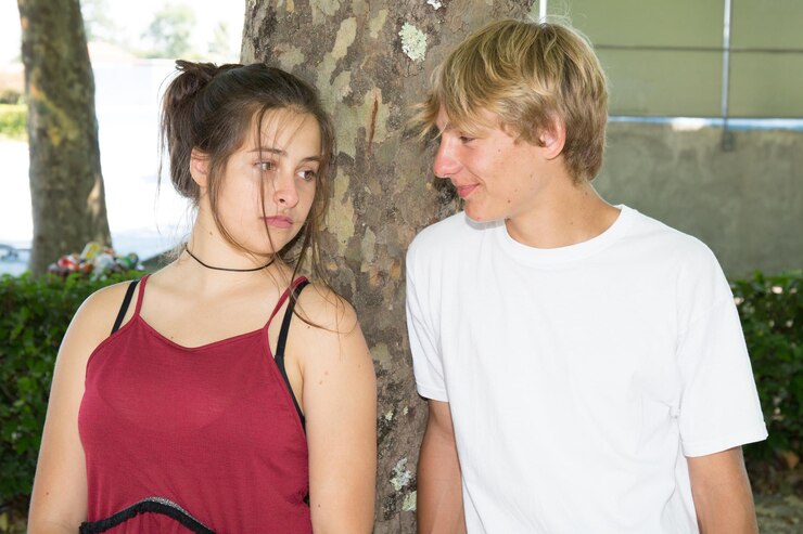 Foto joven pareja estudiante en primer amor al aire libre