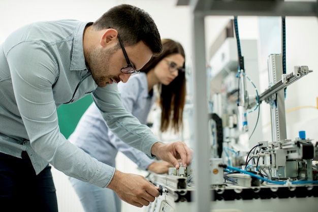 Joven pareja de estudiantes en el laboratorio de robótica