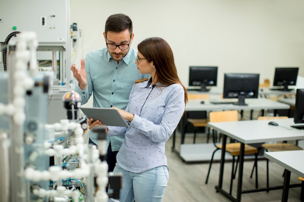 Joven pareja de estudiantes en el laboratorio de robótica