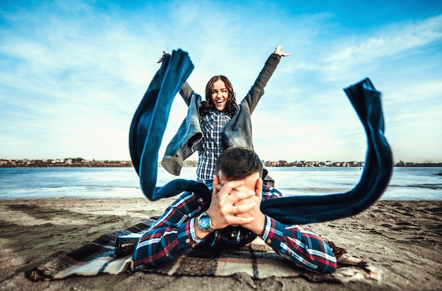 Foto joven pareja feliz al aire libre en la playa