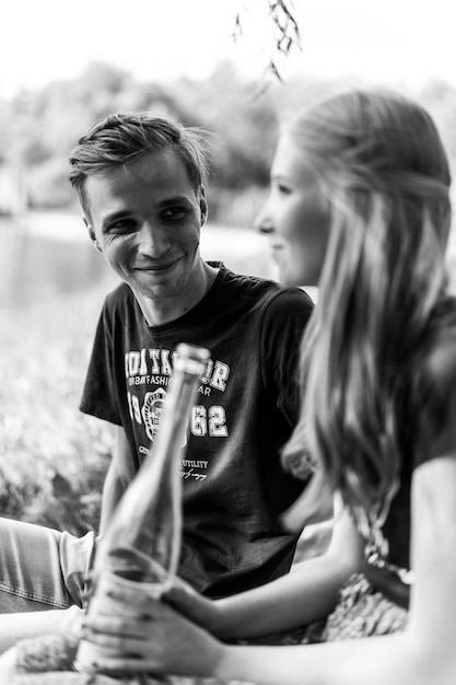 Foto joven pareja feliz en el amor. abrazos, besos, picnic.