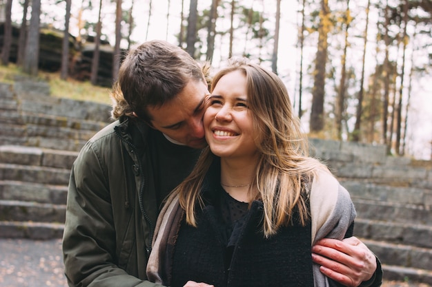 Joven pareja feliz en amor amigos vestidos con estilo casual caminando juntos en el parque otoño