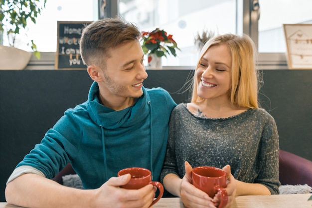 Joven pareja feliz en el amor en la cafetería