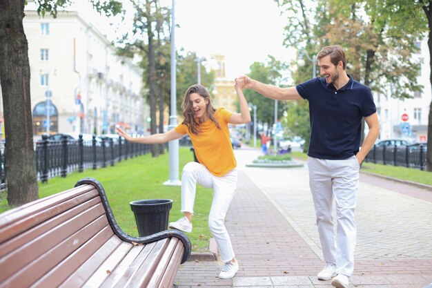 Joven pareja feliz divertirse en el parque.