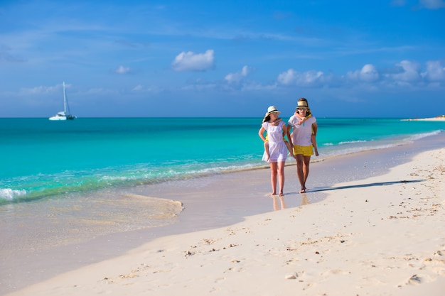 Joven pareja feliz divertirse en vacaciones caribeñas