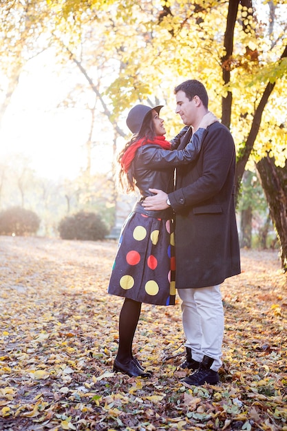 Joven pareja feliz en el parque divirtiéndose