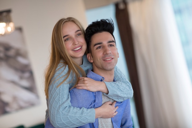 Joven pareja feliz Retrato de hombre y mujer de sonrisa positiva. Un abrazo y feliz.