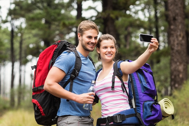 Joven pareja feliz de senderismo en la naturaleza