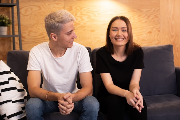 Foto joven pareja feliz está sentada con un psicólogo. la pareja joven es feliz. foto de alta calidad