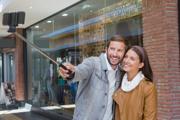 Joven pareja feliz tomando un selfie