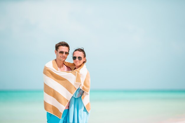 Joven pareja feliz durante vacaciones en la playa tropical