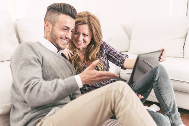 Joven pareja feliz viendo una película romántica en la computadora portátil