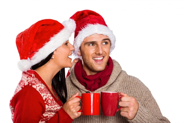 Joven pareja festiva con tazas