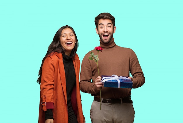 Joven pareja fresca celebrando el día de San Valentín