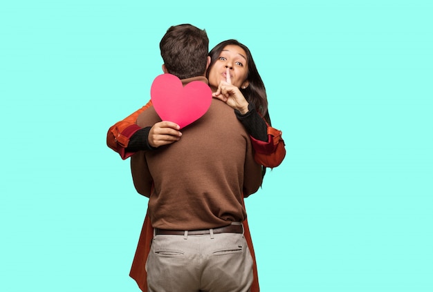 Joven pareja fresca celebrando el día de San Valentín