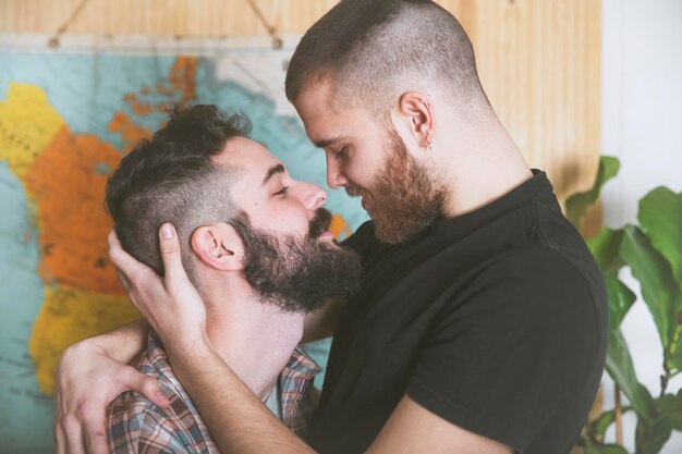 Foto joven pareja gay enamorada cara a cara