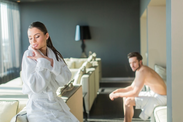 Joven pareja en la habitación