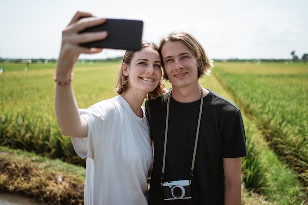 Joven pareja hermosa en el campo