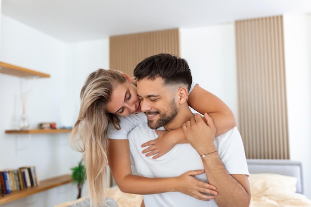 Joven pareja hermosa está acostada en la cama por la mañana Retrato de una joven pareja relajada acostada en la cama en casa Retrato de belleza