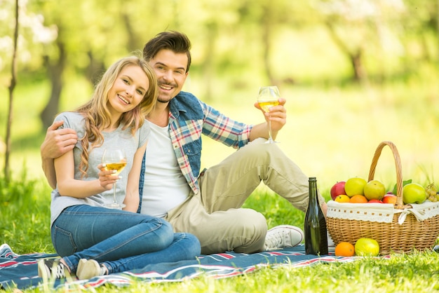 Joven pareja hermosa vestida casual con picnic.