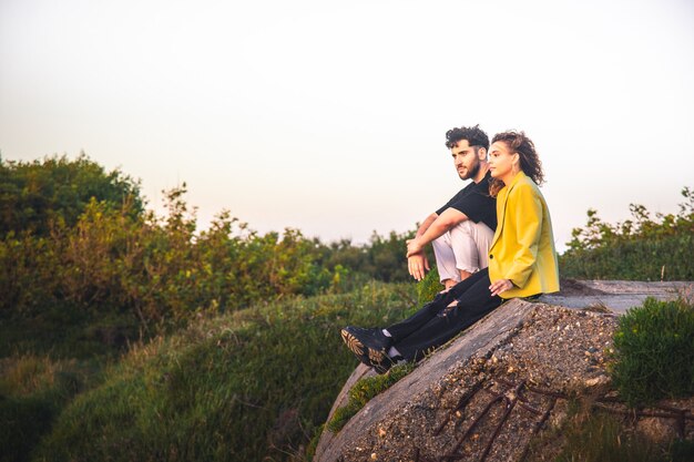 Joven pareja heterosexual besándose en el parque