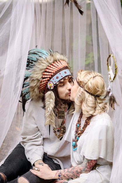 Foto joven pareja de indios americanos besándose en la tienda.