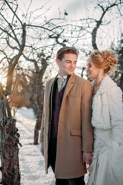 joven pareja en invierno