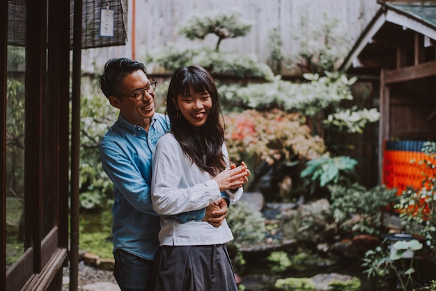 Joven pareja japonesa pasar tiempo en su casa