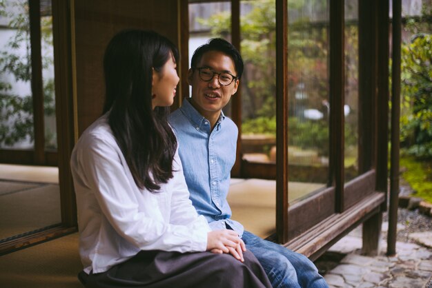 Joven pareja japonesa pasar tiempo en su casa