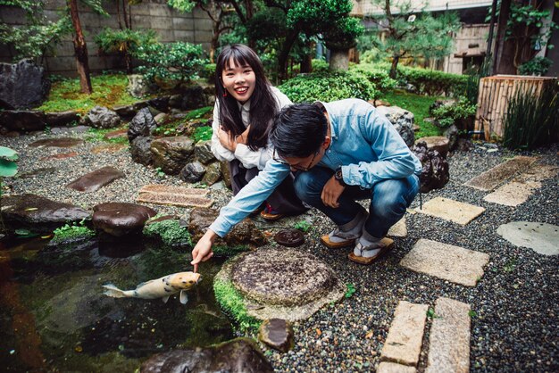 Joven pareja japonesa pasar tiempo en su casa